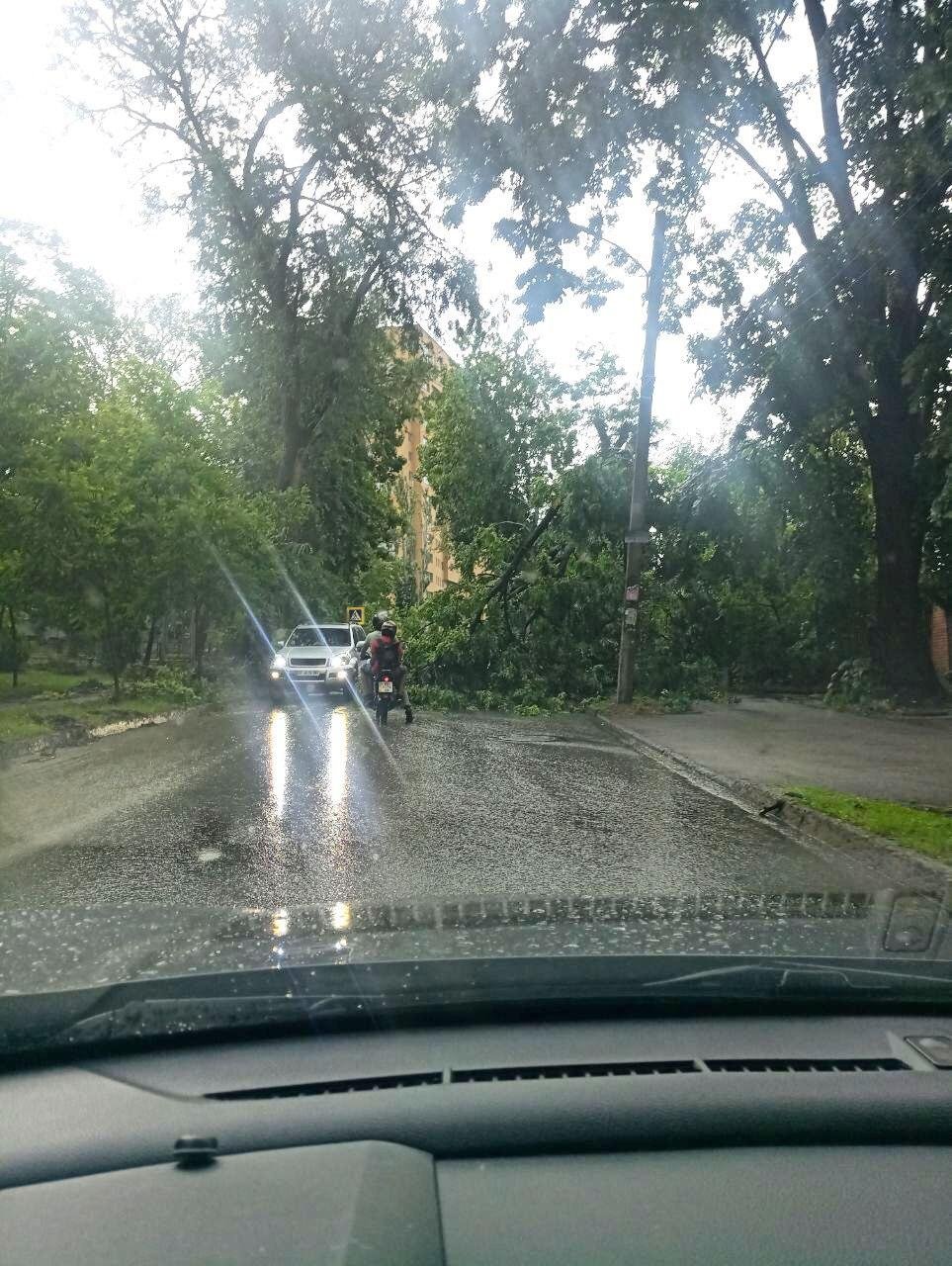Дождь, град и порывы ветра: хроника непогоды в Днепре 1