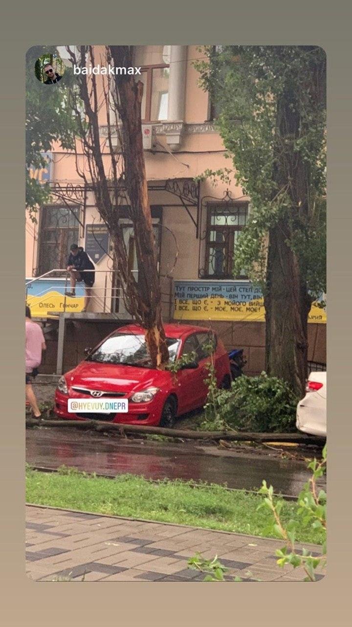 Дождь, град и порывы ветра: хроника непогоды в Днепре 11