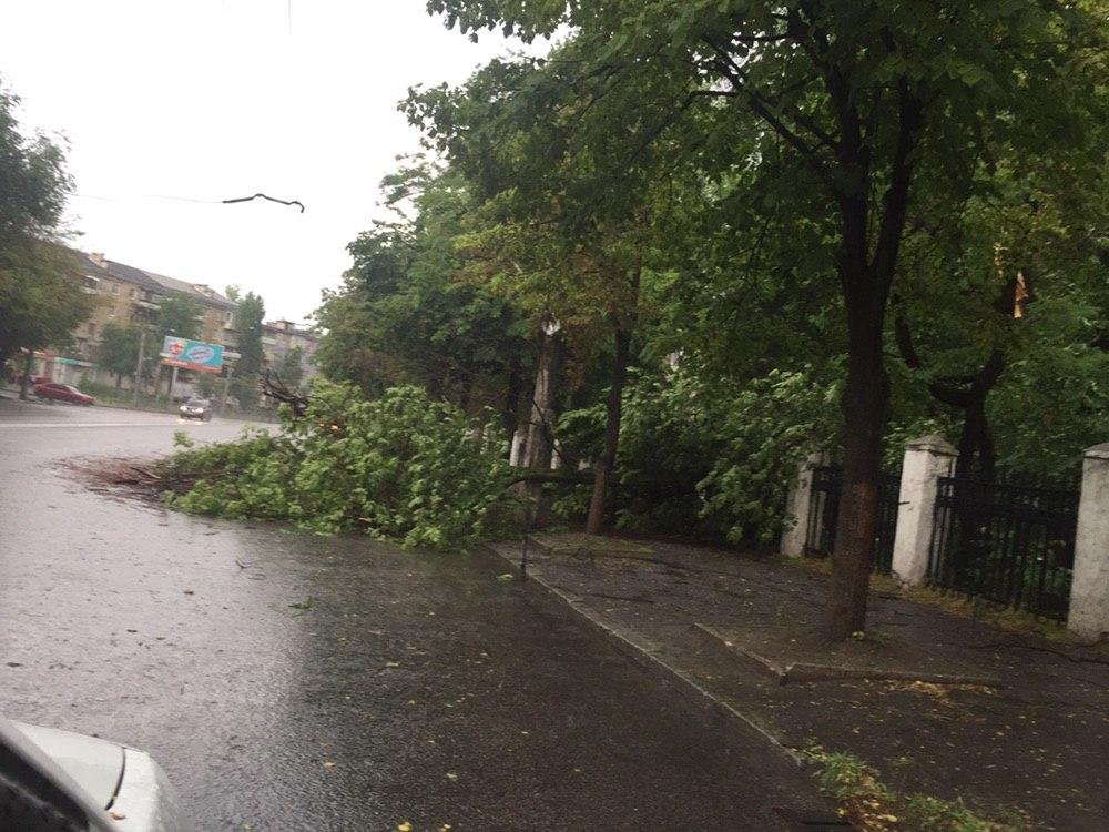 Дождь, град и порывы ветра: хроника непогоды в Днепре 16