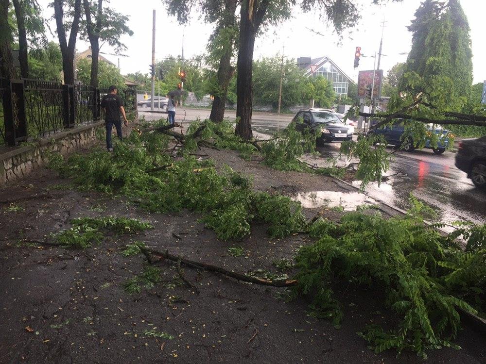 Дождь, град и порывы ветра: хроника непогоды в Днепре 17