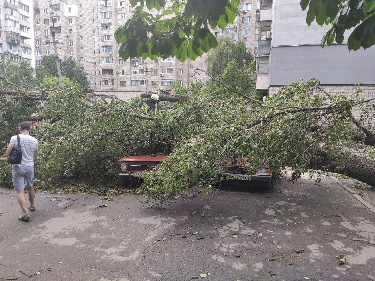Дождь, град и порывы ветра: хроника непогоды в Днепре 21
