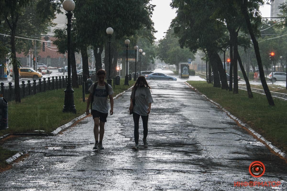 В Днепре прошел сильный дождь: фото непогоды 6