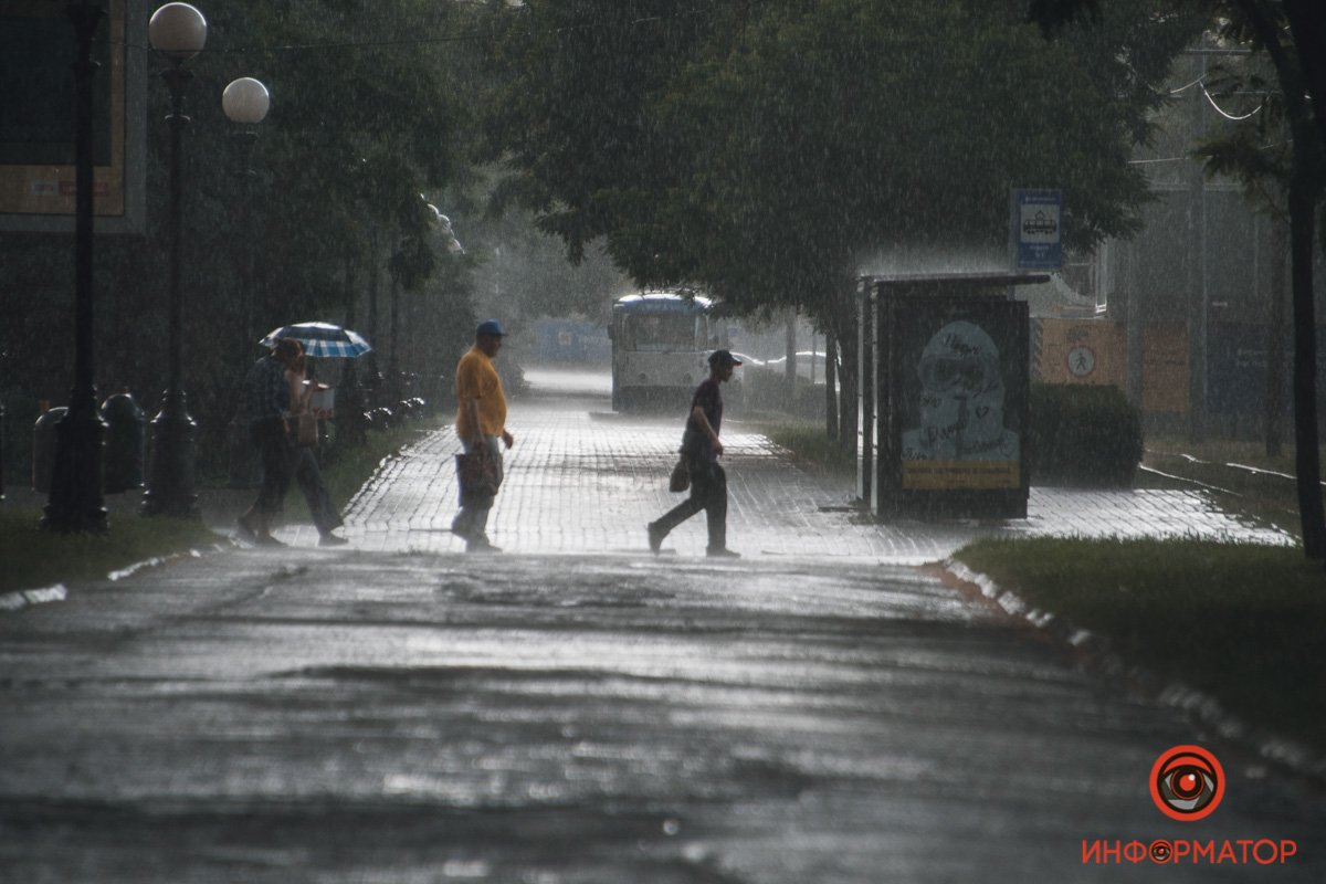 В Днепре прошел сильный дождь: фото непогоды 7