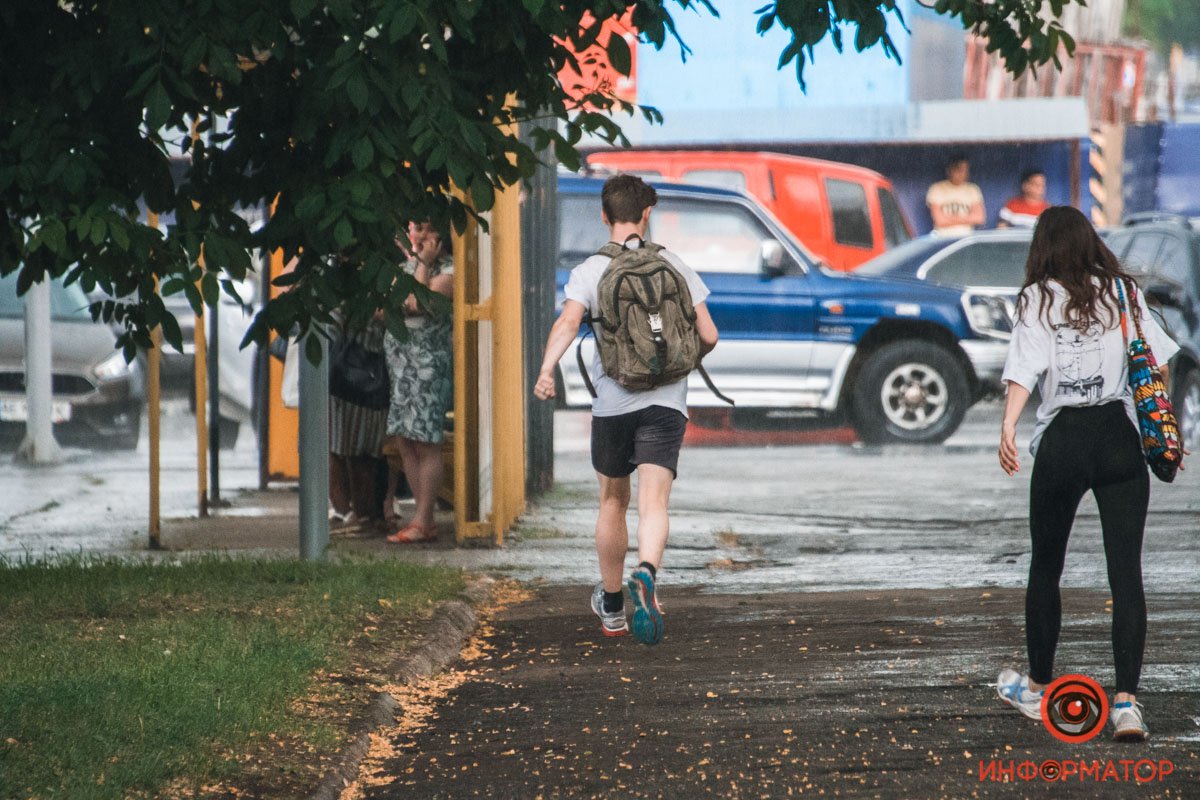 В Днепре прошел сильный дождь: фото непогоды 8