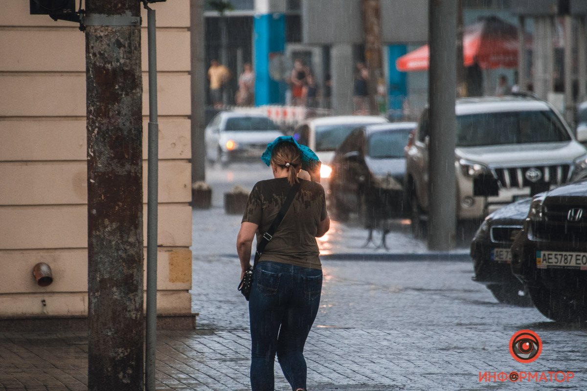 В Днепре прошел сильный дождь: фото непогоды 10