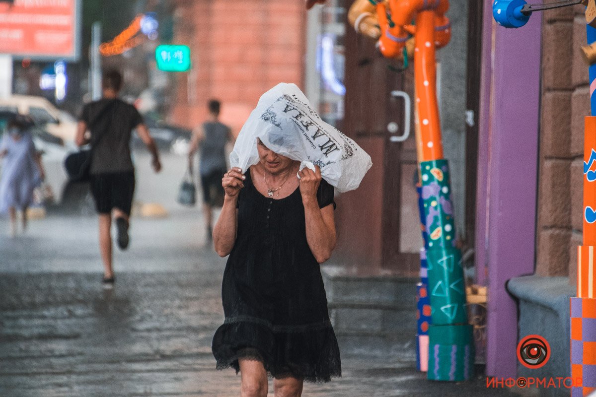 В Днепре прошел сильный дождь: фото непогоды 11