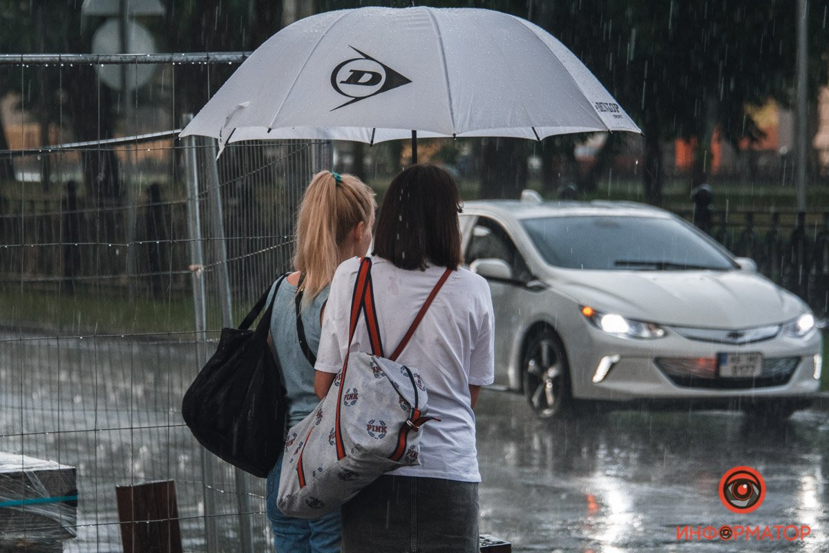 В Днепре прошел сильный дождь: фото непогоды 12