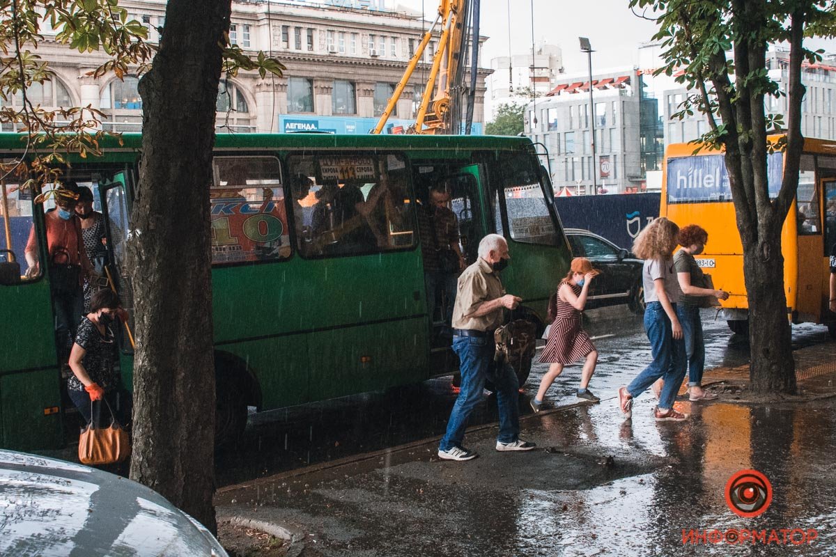 В Днепре прошел сильный дождь: фото непогоды 13
