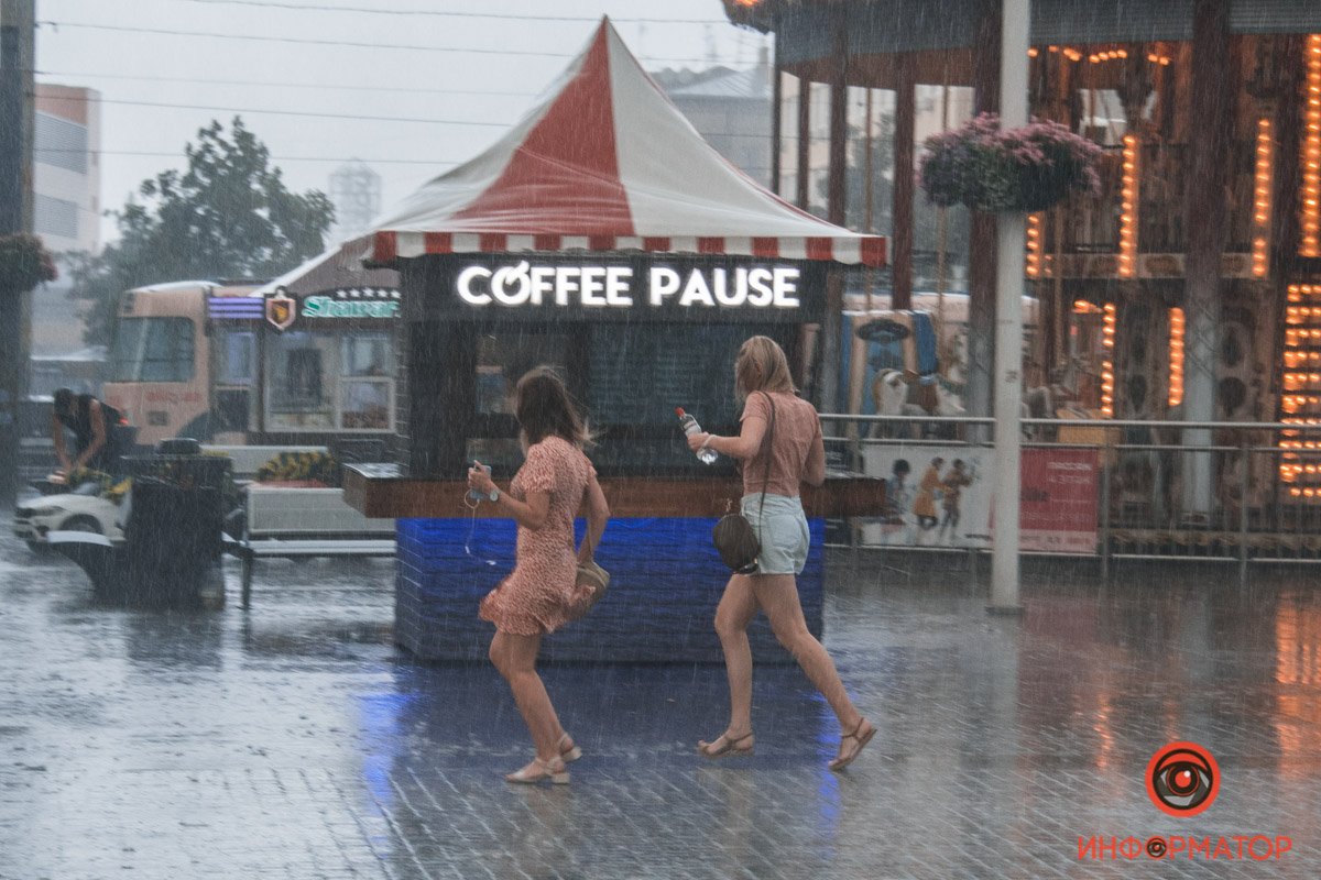 В Днепре прошел сильный дождь: фото непогоды 17