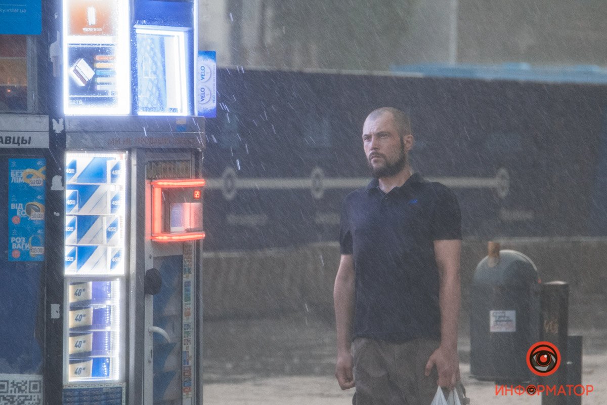 В Днепре прошел сильный дождь: фото непогоды 18