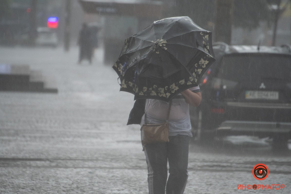 В Днепре прошел сильный дождь: фото непогоды 19