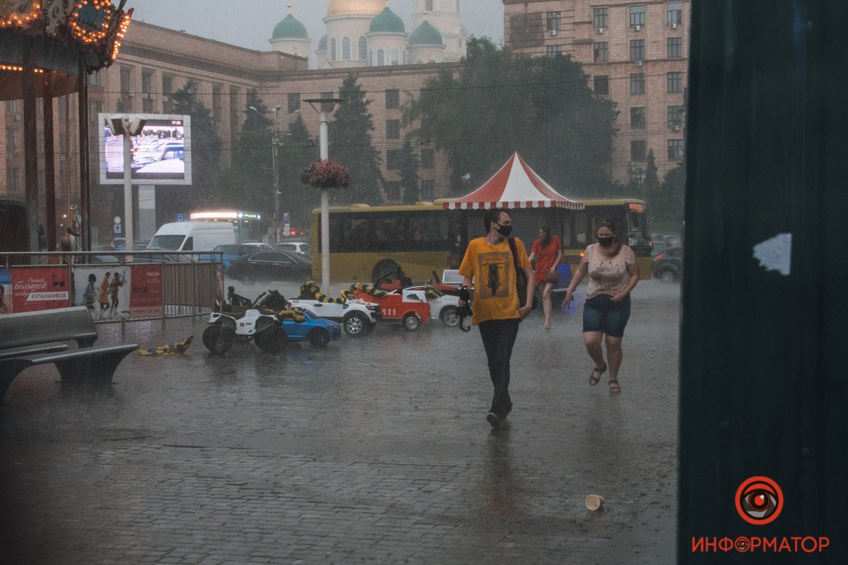 В Днепре прошел сильный дождь: фото непогоды 20