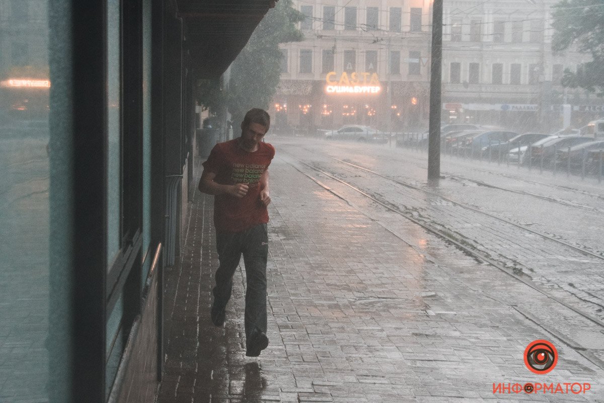 В Днепре прошел сильный дождь: фото непогоды 21