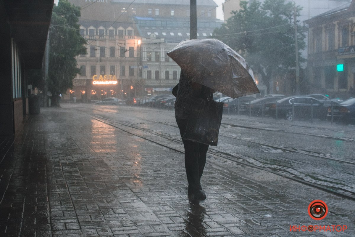 В Днепре прошел сильный дождь: фото непогоды 22