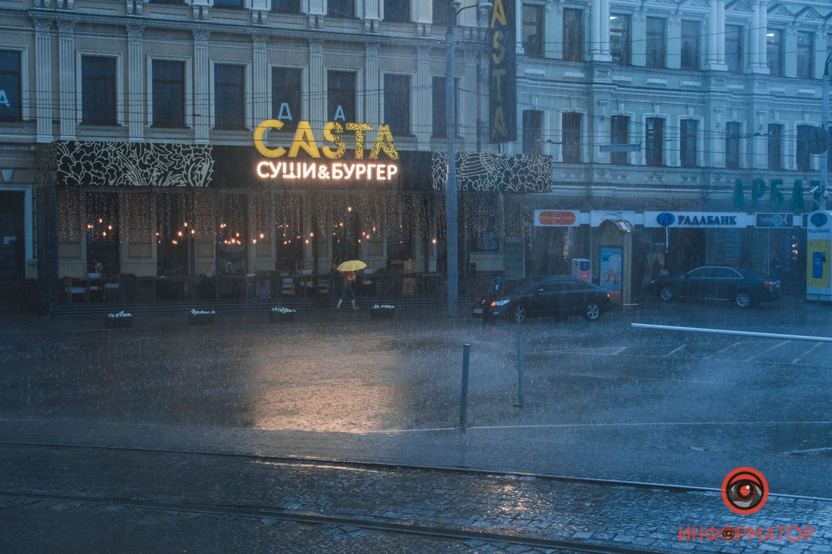 В Днепре прошел сильный дождь: фото непогоды 25