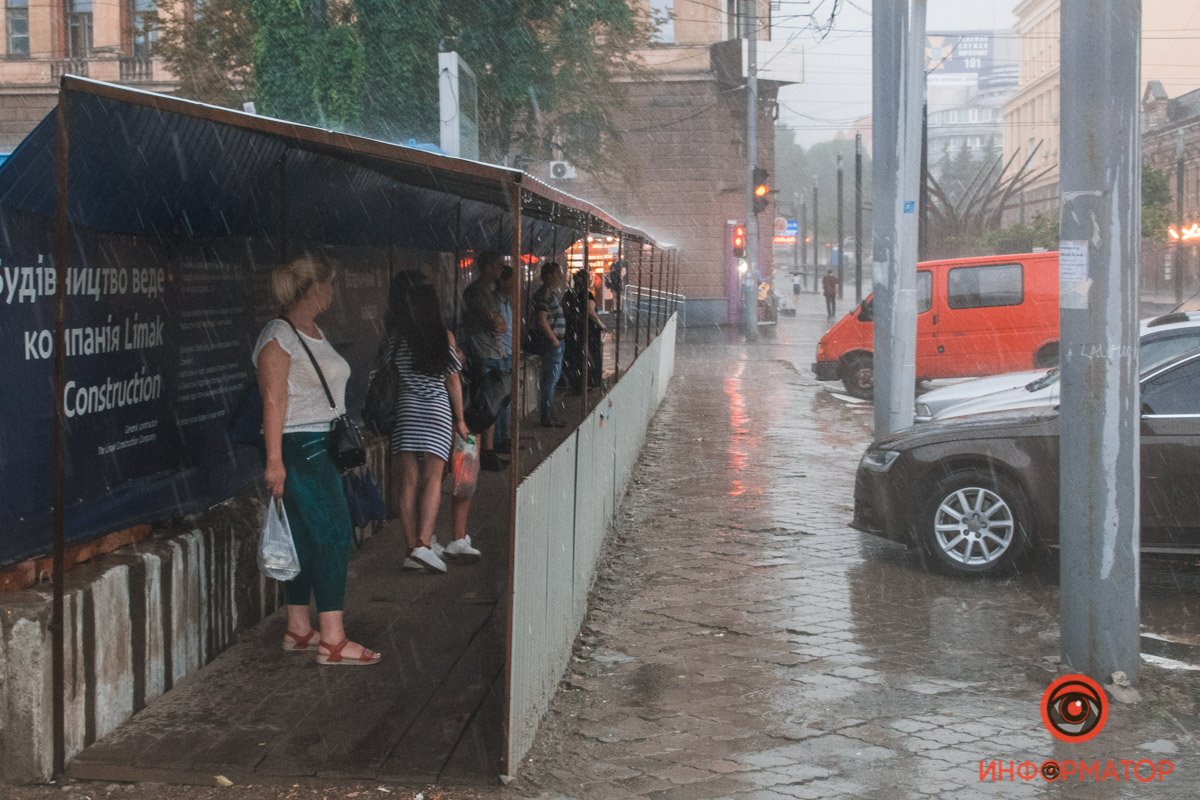 В Днепре прошел сильный дождь: фото непогоды 26