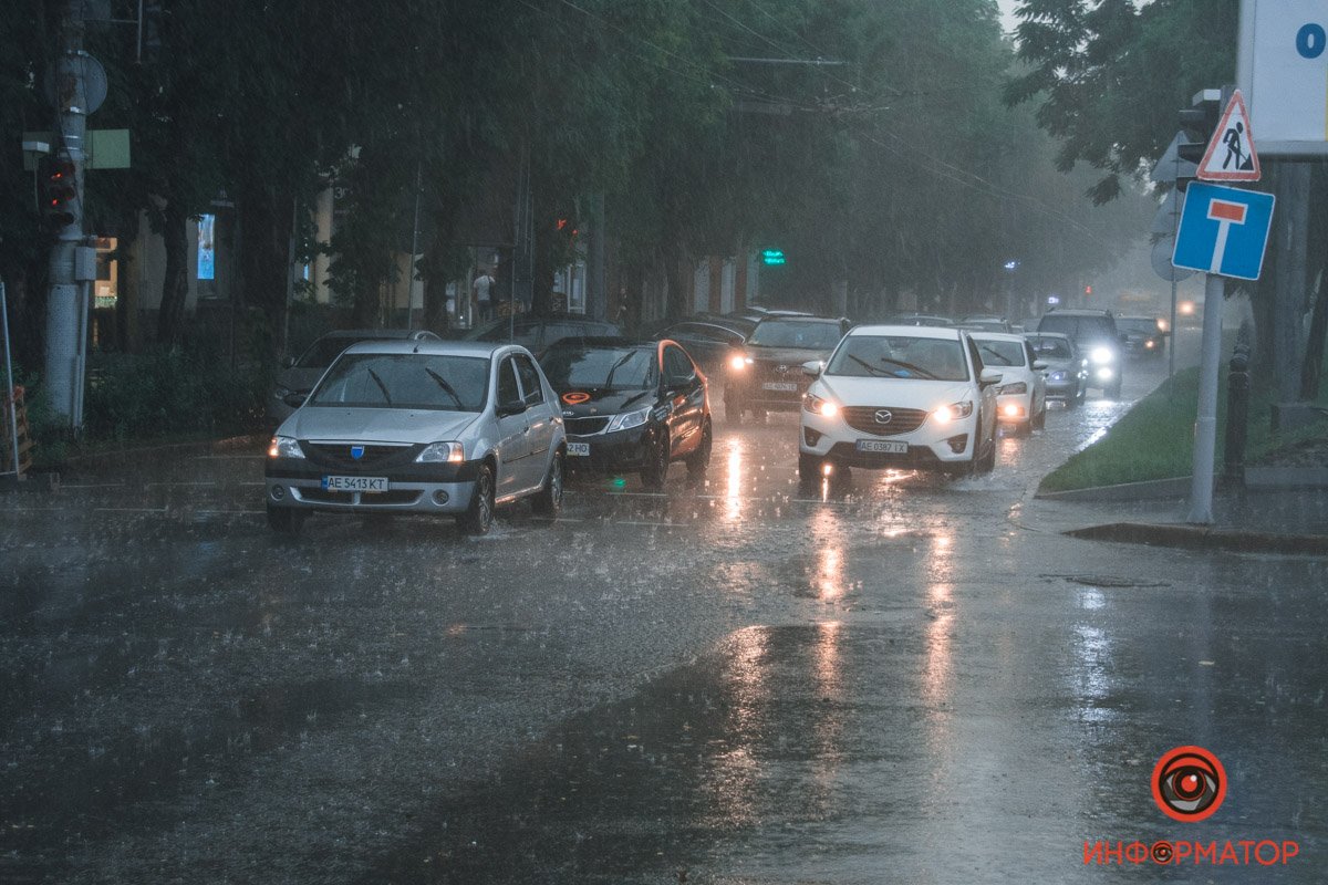 В Днепре прошел сильный дождь: фото непогоды 27