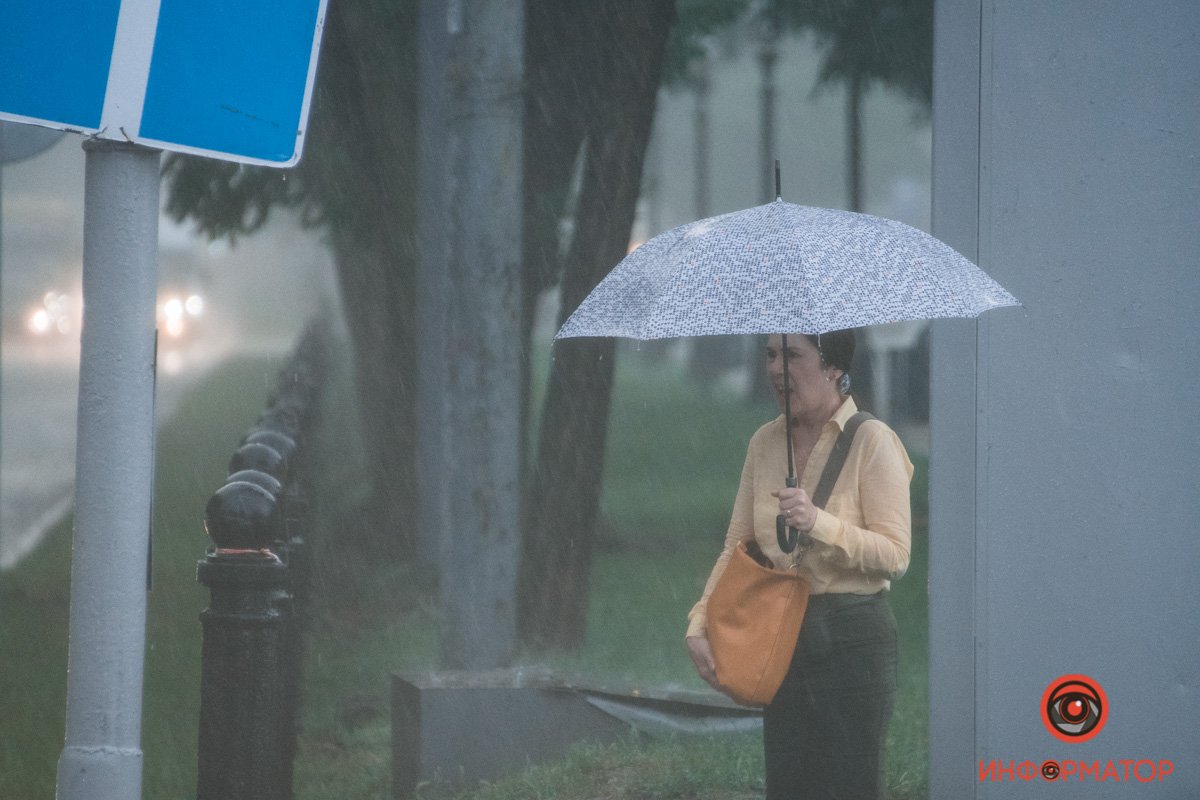 В Днепре прошел сильный дождь: фото непогоды 28