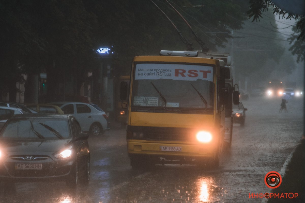 В Днепре прошел сильный дождь: фото непогоды 29