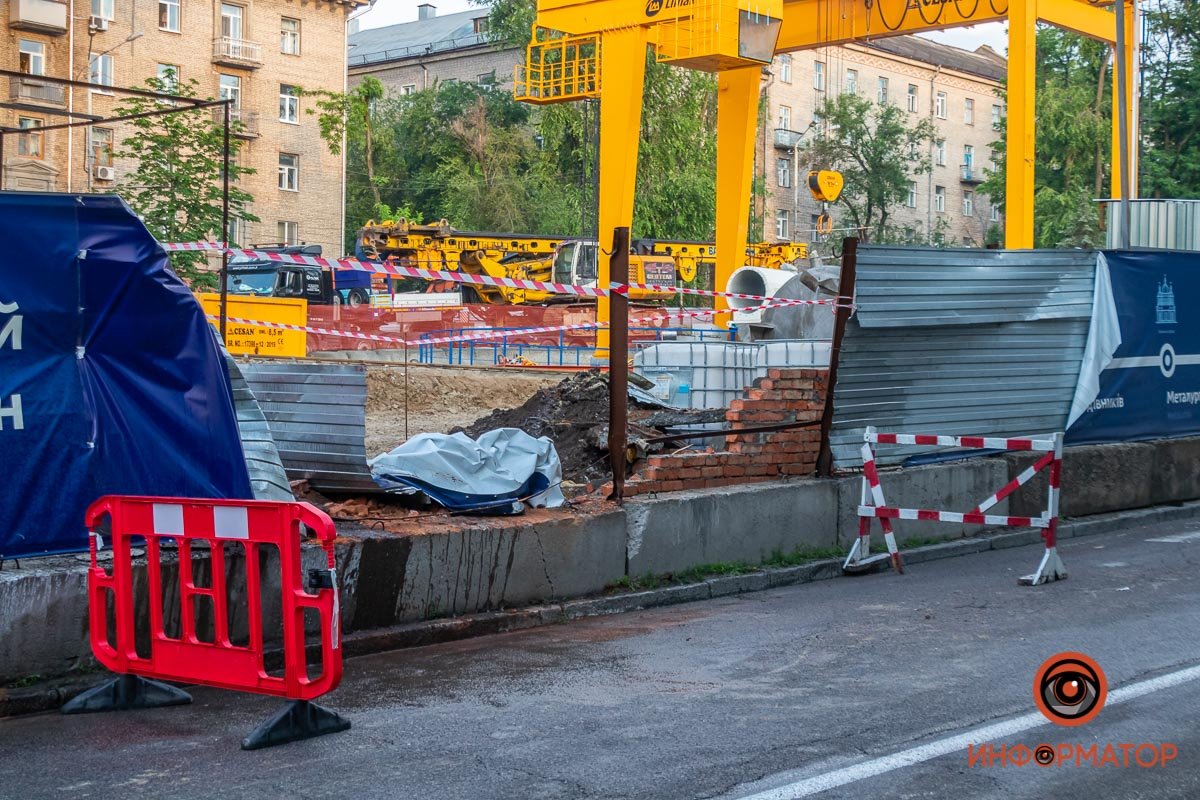 В Днепре ночью рухнул металлический резервуар на стройплощадке станции метро 1