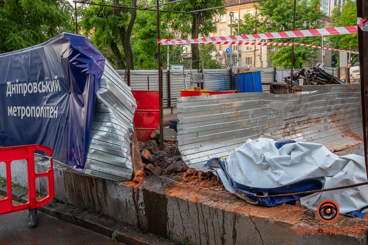 В Днепре ночью рухнул металлический резервуар на стройплощадке станции метро 3
