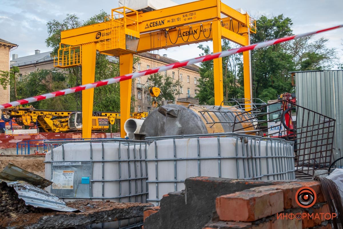 В Днепре ночью рухнул металлический резервуар на стройплощадке станции метро 4