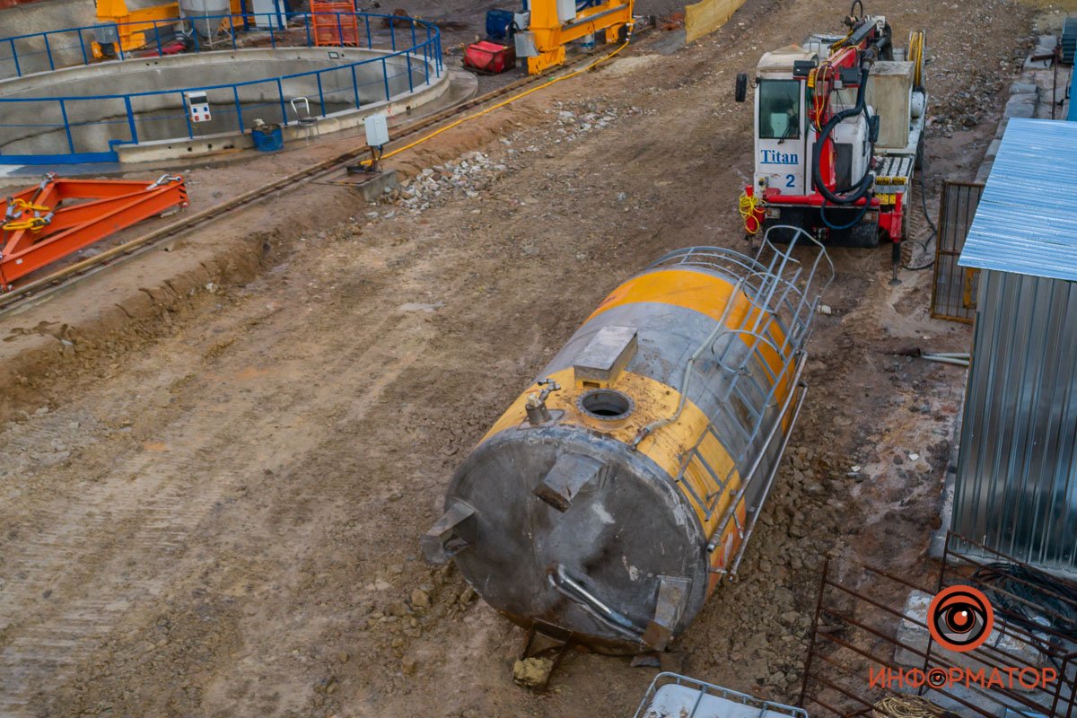 В Днепре ночью рухнул металлический резервуар на стройплощадке станции метро 6