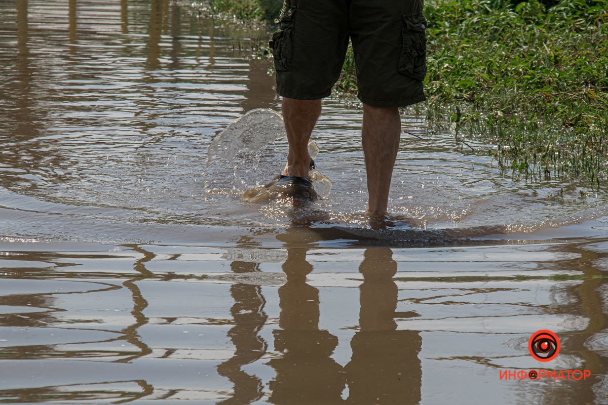 В Днепре на Мандрыковском спуске после бури затопило частные дома и огороды 4
