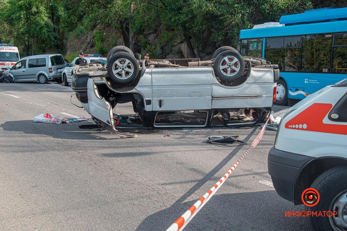 В Днепре на Сичеславской Набережной перевернулась Toyota: пострадали двое взрослых и ребенок 1