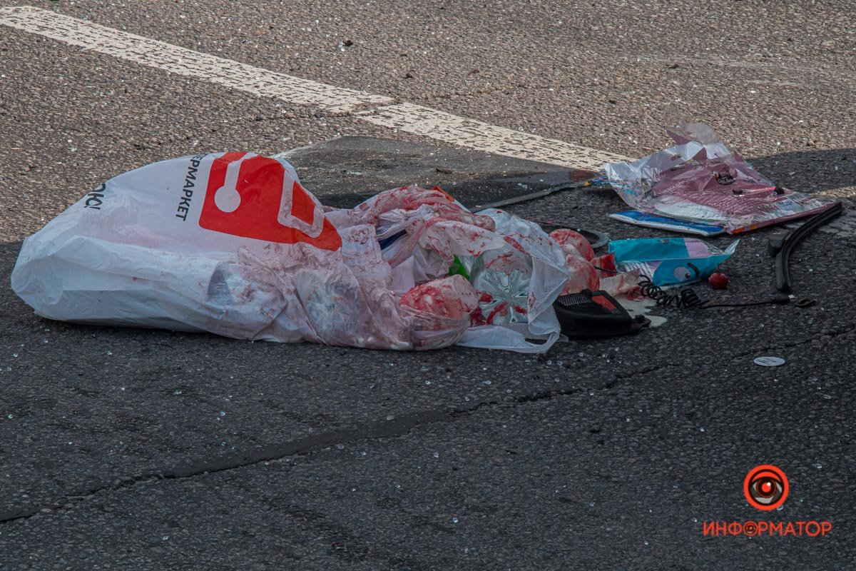 В Днепре на Сичеславской Набережной перевернулась Toyota: пострадали двое взрослых и ребенок 2