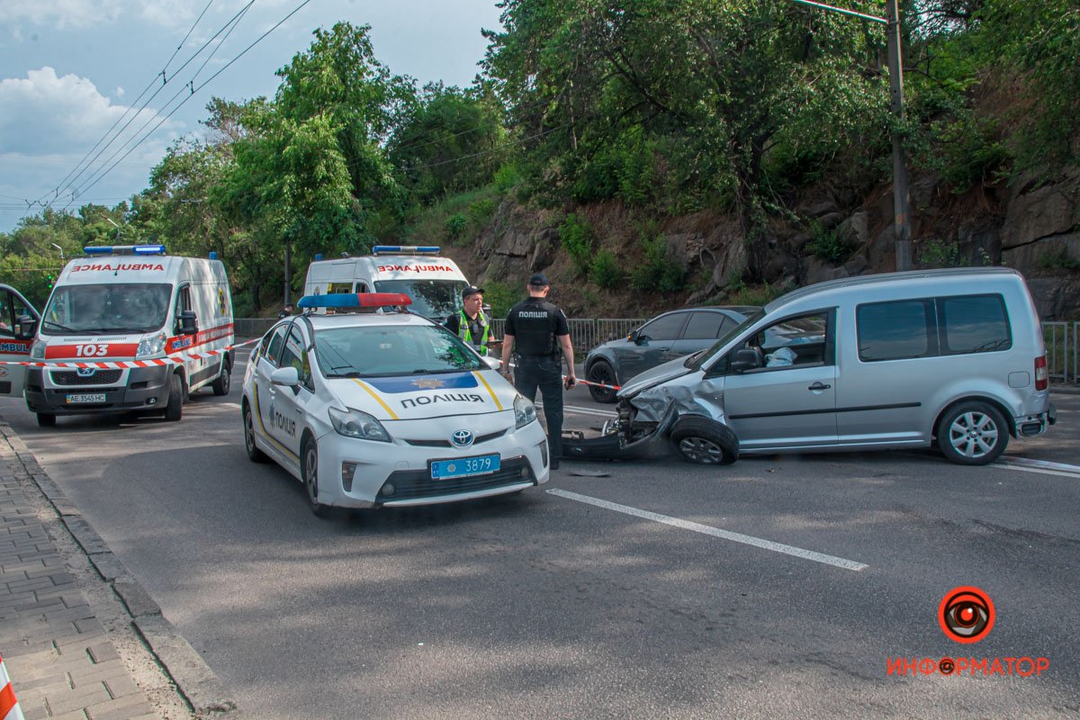 В Днепре на Сичеславской Набережной перевернулась Toyota: пострадали двое взрослых и ребенок 3