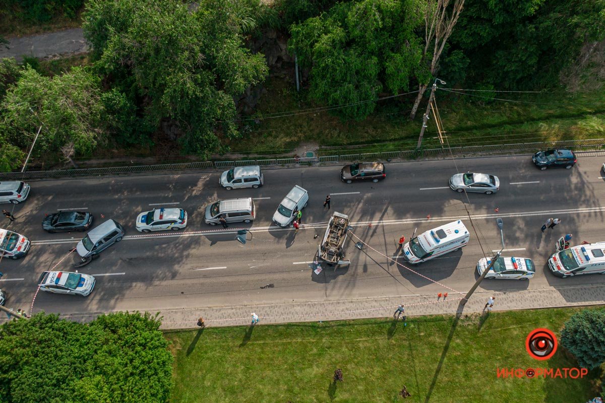 В Днепре на Сичеславской Набережной перевернулась Toyota: пострадали двое взрослых и ребенок 4