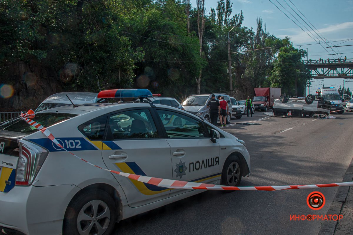 В Днепре на Сичеславской Набережной перевернулась Toyota: пострадали двое взрослых и ребенок 5