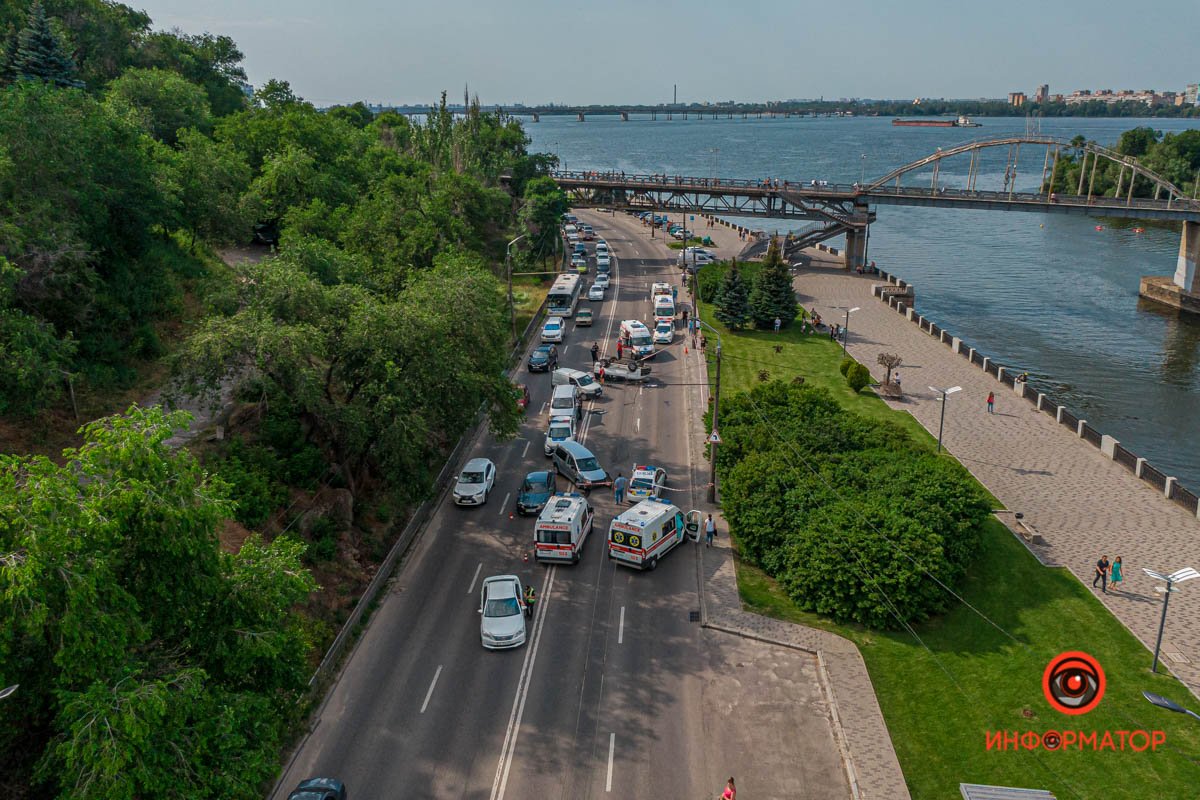 В Днепре на Сичеславской Набережной перевернулась Toyota: пострадали двое взрослых и ребенок 6