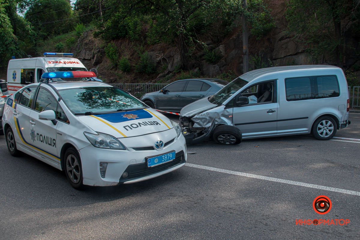 В Днепре на Сичеславской Набережной перевернулась Toyota: пострадали двое взрослых и ребенок 7