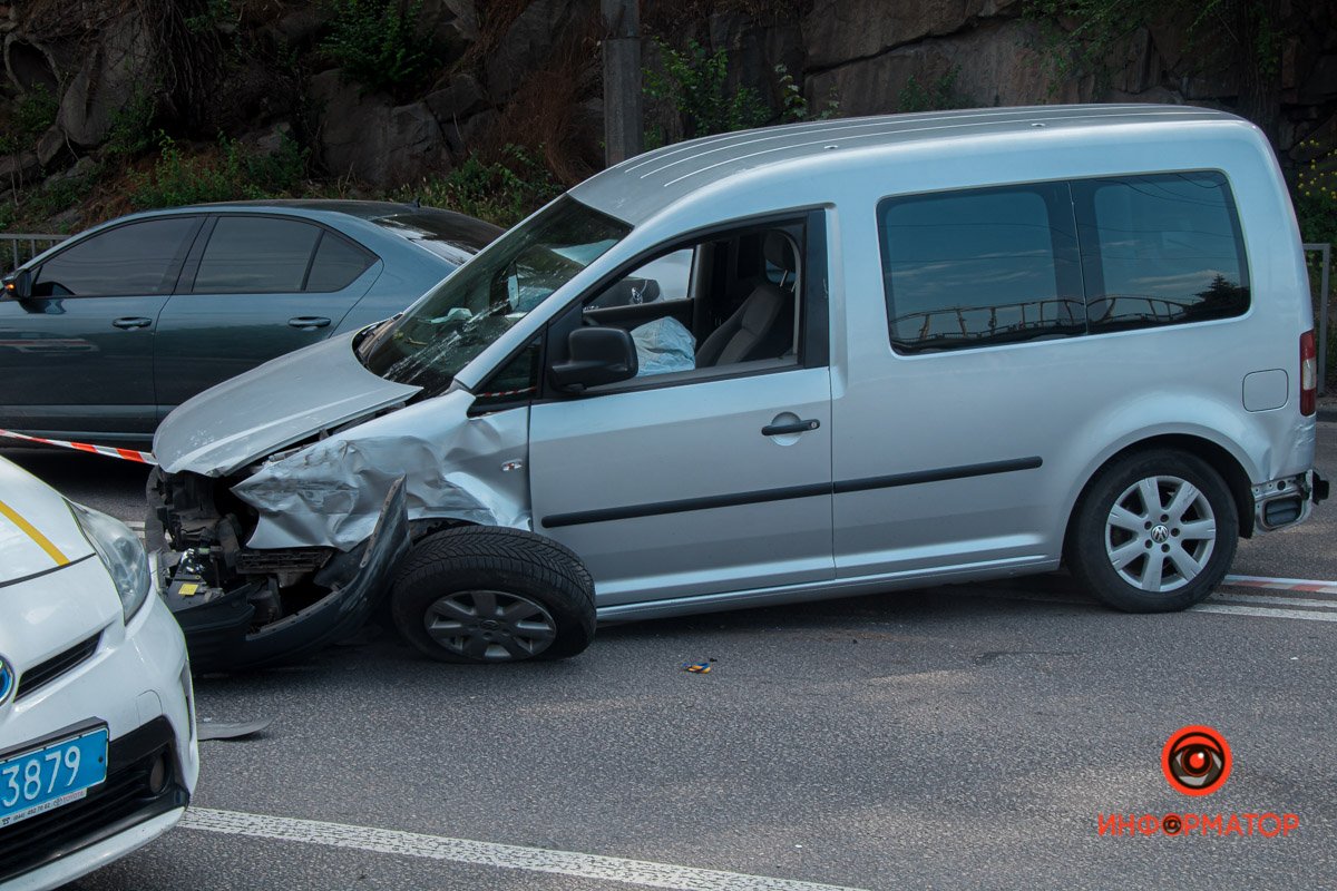 В Днепре на Сичеславской Набережной перевернулась Toyota: пострадали двое взрослых и ребенок 8