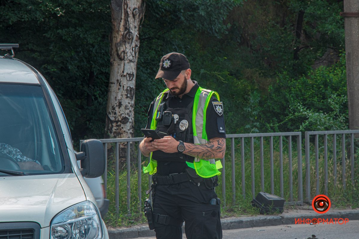 В Днепре на Сичеславской Набережной перевернулась Toyota: пострадали двое взрослых и ребенок 9