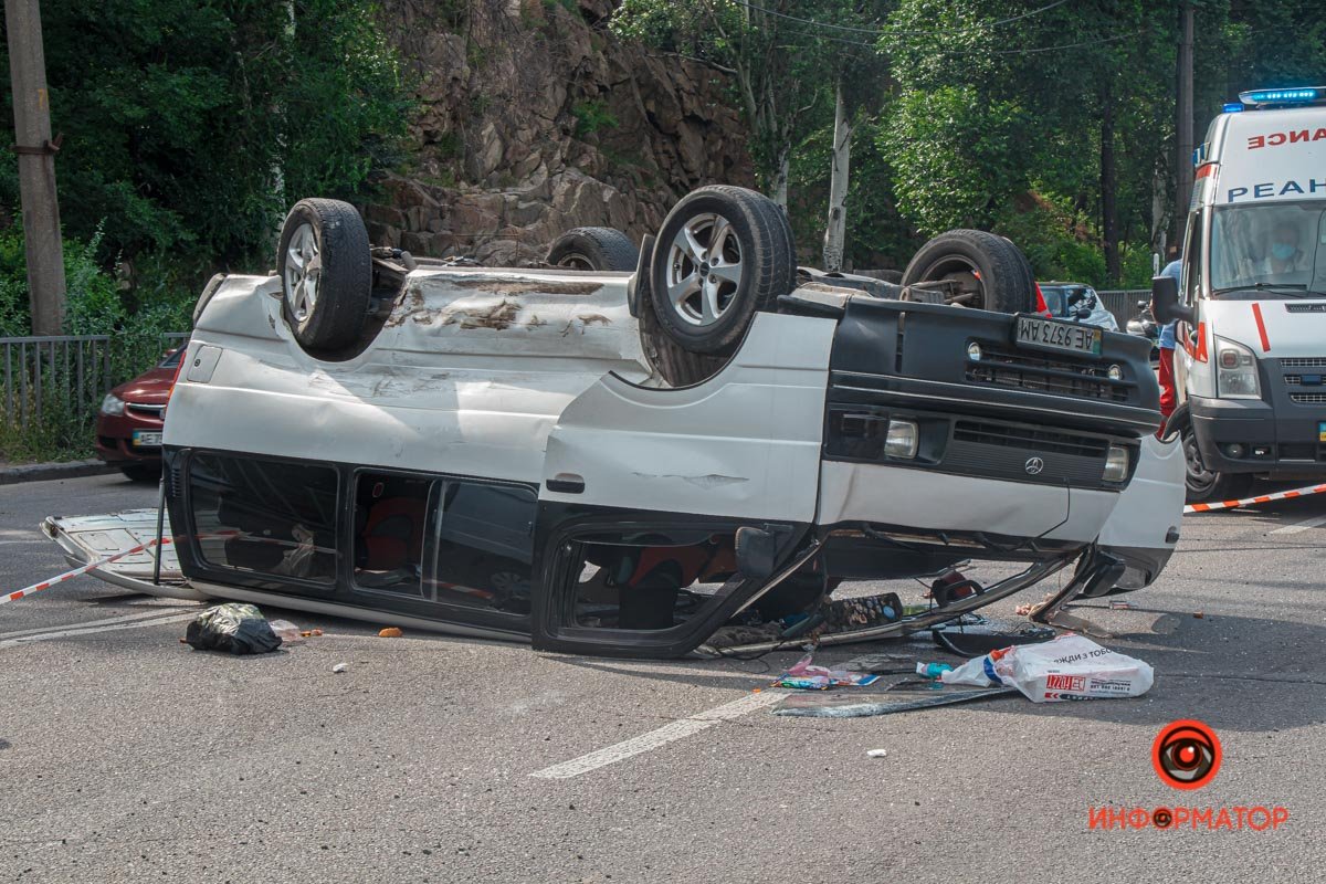 В Днепре на Сичеславской Набережной перевернулась Toyota: пострадали двое взрослых и ребенок 10