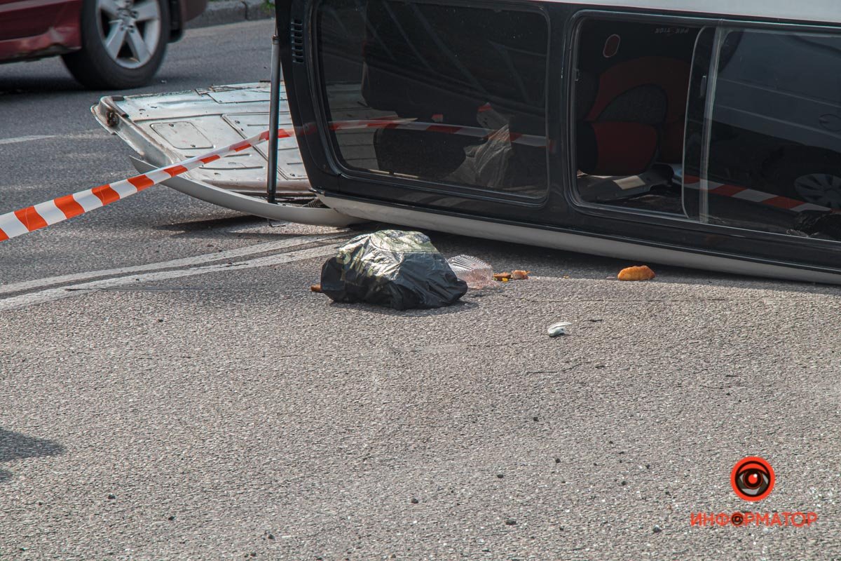 В Днепре на Сичеславской Набережной перевернулась Toyota: пострадали двое взрослых и ребенок 11