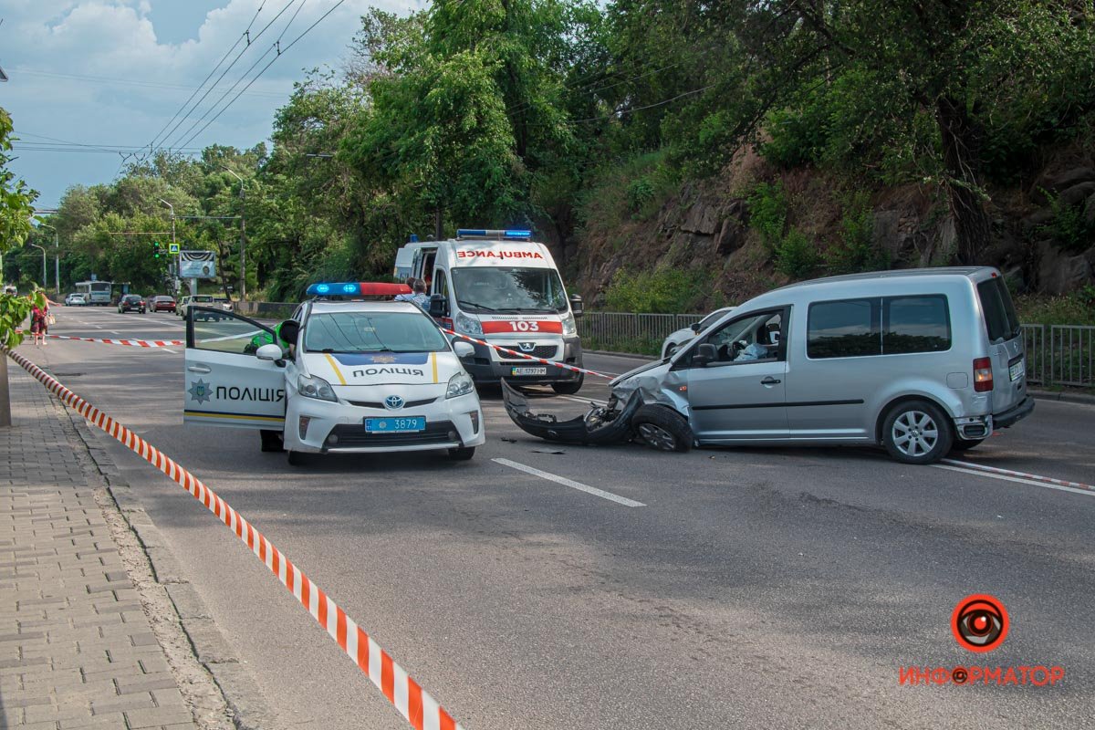 В Днепре на Сичеславской Набережной перевернулась Toyota: пострадали двое взрослых и ребенок 12