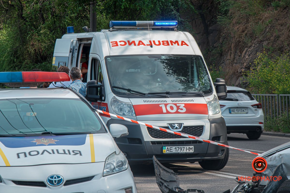 В Днепре на Сичеславской Набережной перевернулась Toyota: пострадали двое взрослых и ребенок 13