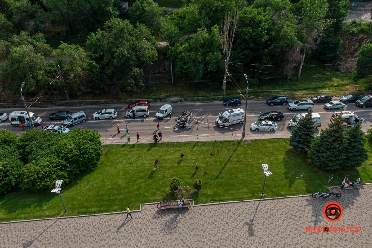 В Днепре на Сичеславской Набережной перевернулась Toyota: пострадали двое взрослых и ребенок 14