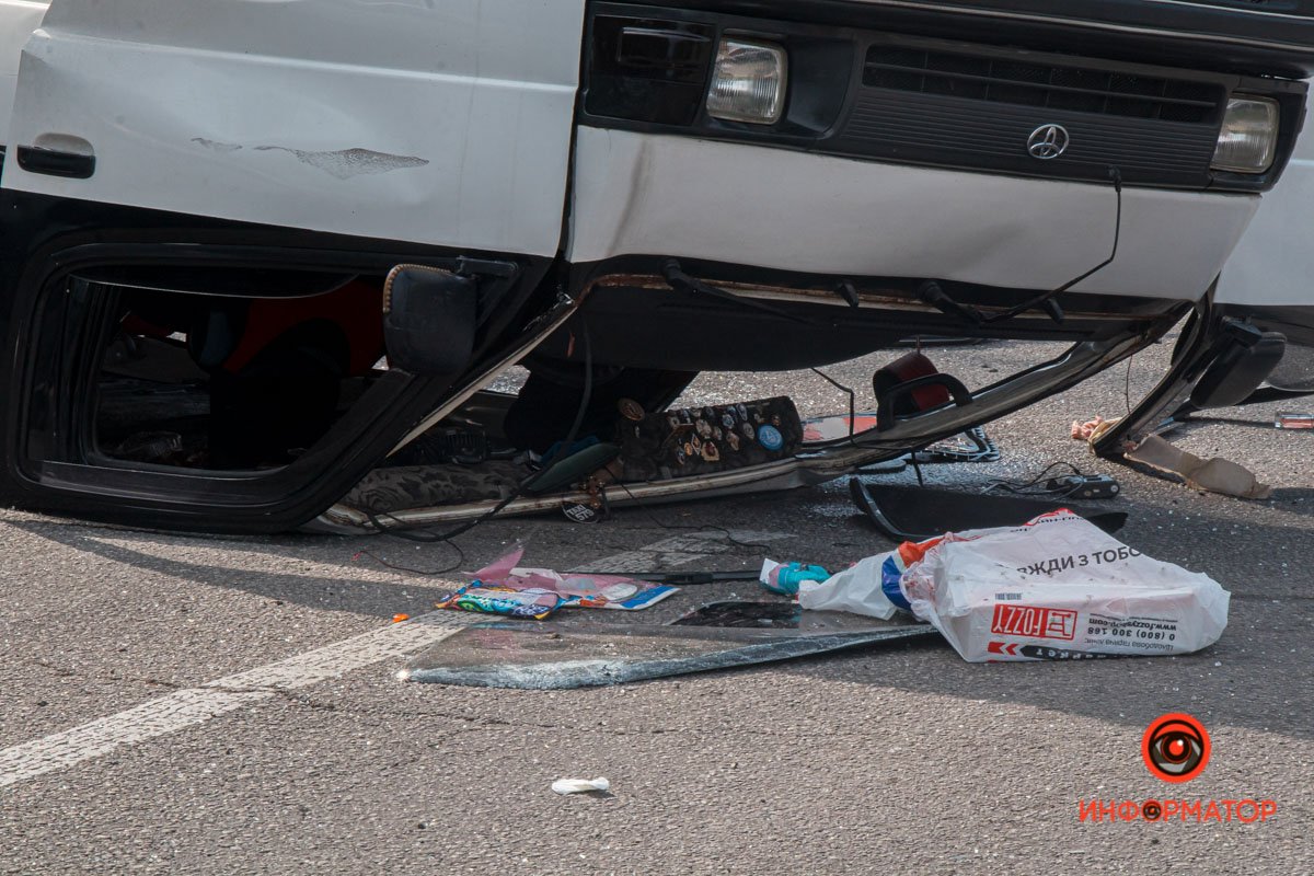 В Днепре на Сичеславской Набережной перевернулась Toyota: пострадали двое взрослых и ребенок 15