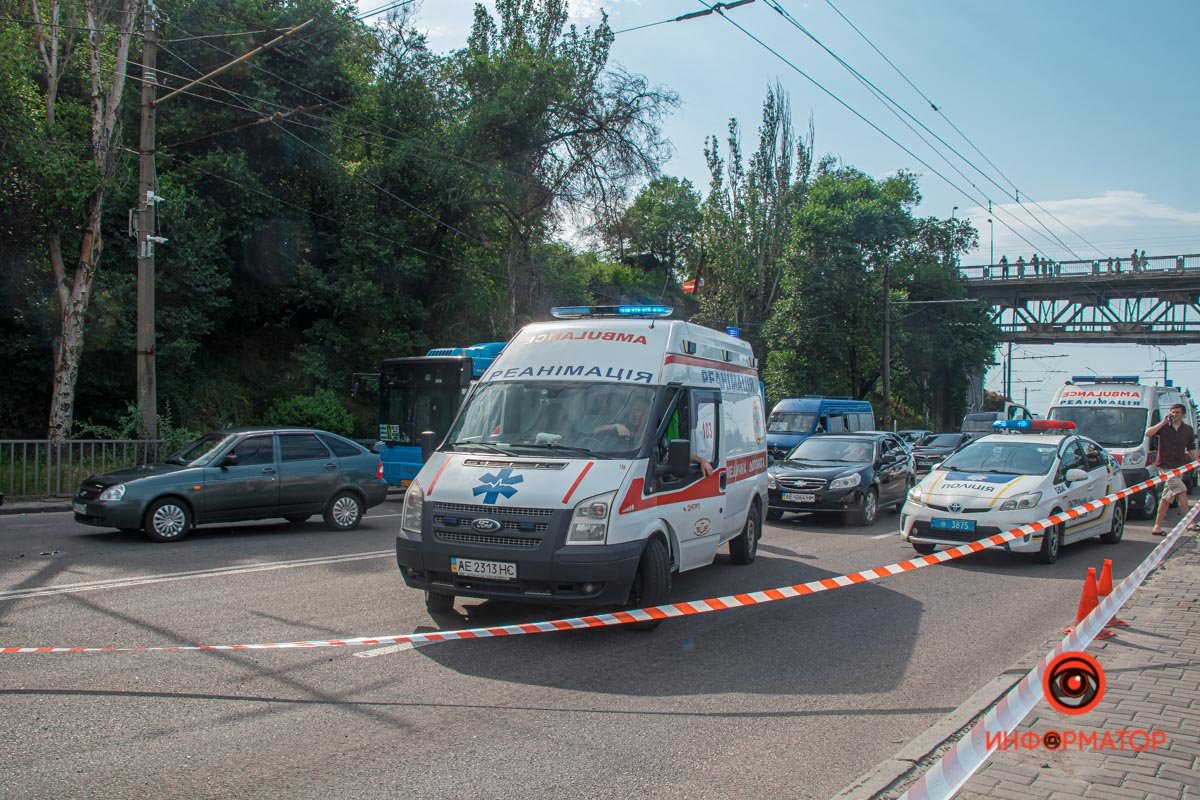 В Днепре на Сичеславской Набережной перевернулась Toyota: пострадали двое взрослых и ребенок 16