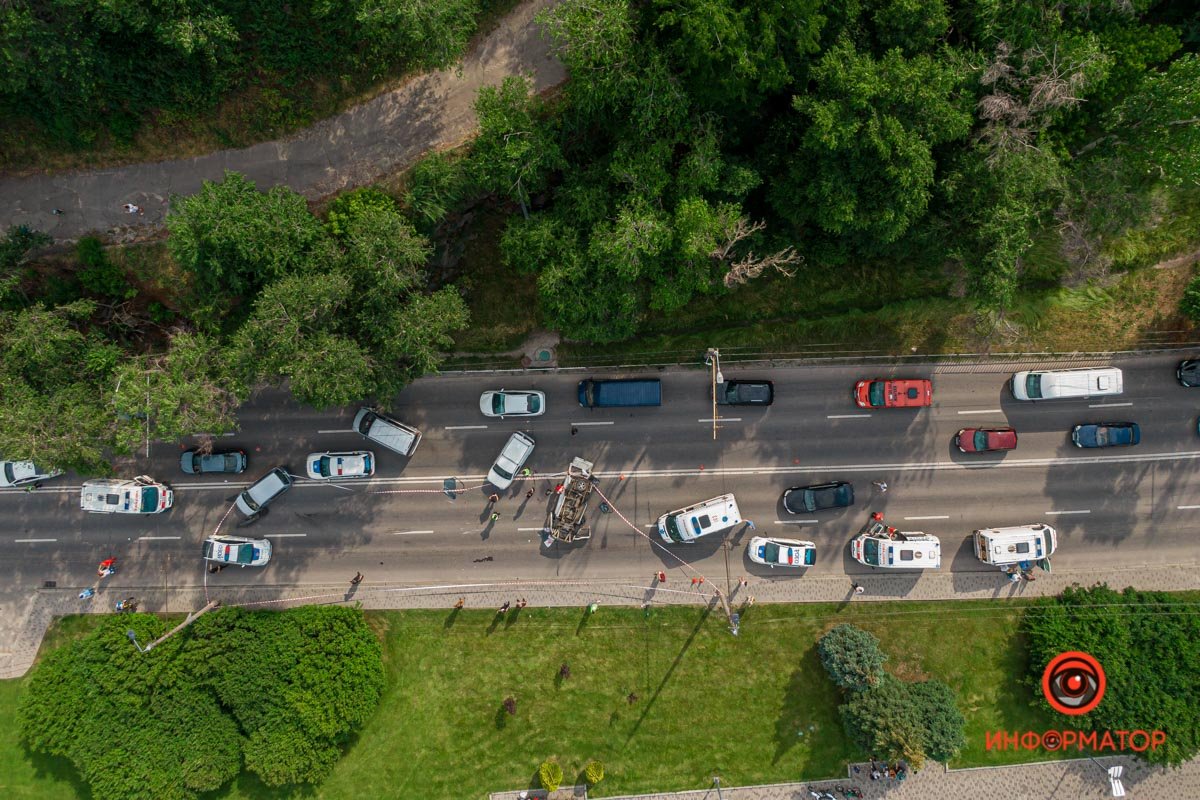 В Днепре на Сичеславской Набережной перевернулась Toyota: пострадали двое взрослых и ребенок 17