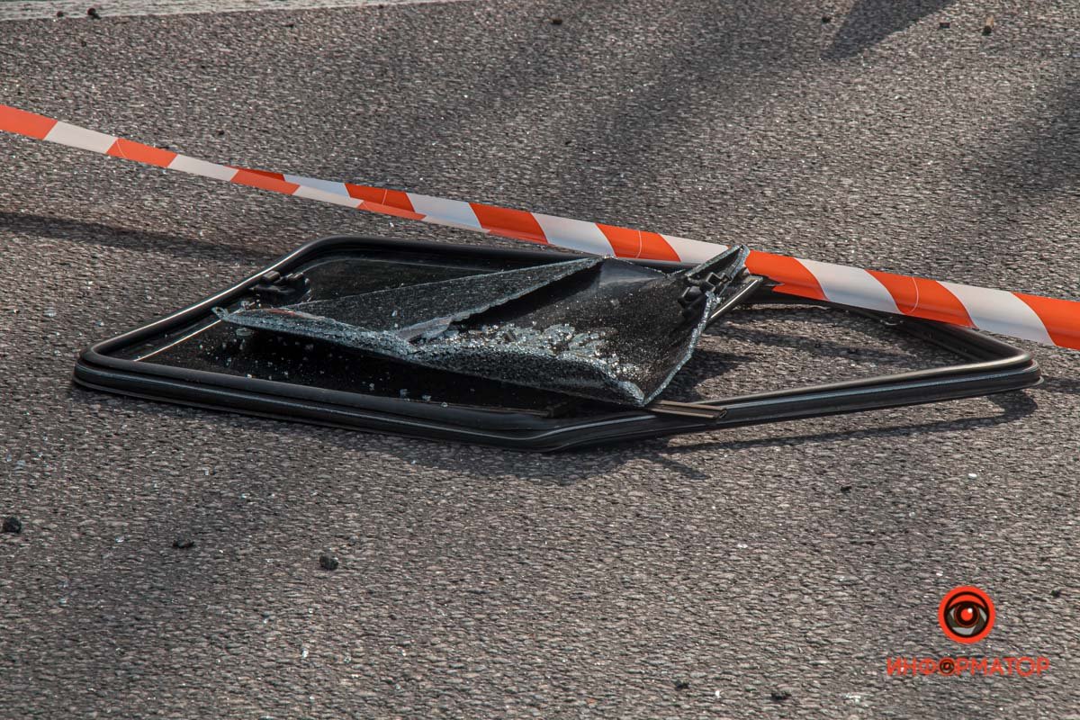 В Днепре на Сичеславской Набережной перевернулась Toyota: пострадали двое взрослых и ребенок 18