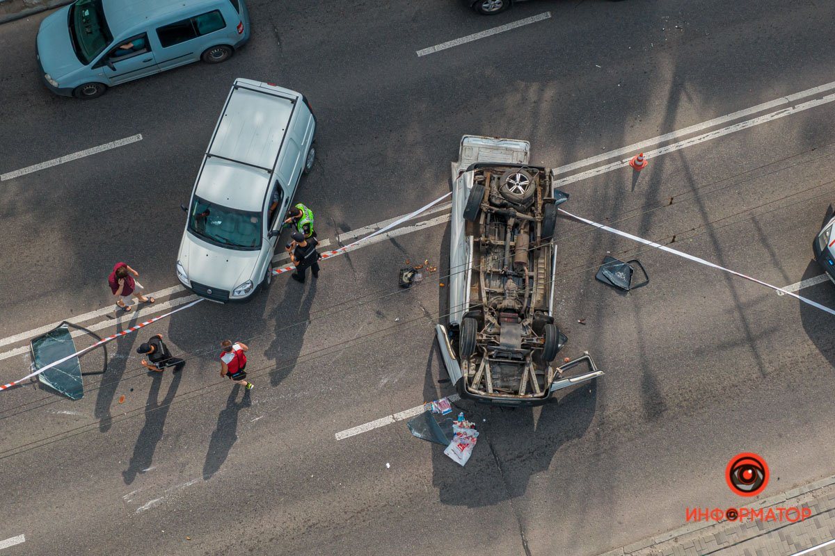 В Днепре на Сичеславской Набережной перевернулась Toyota: пострадали двое взрослых и ребенок 19