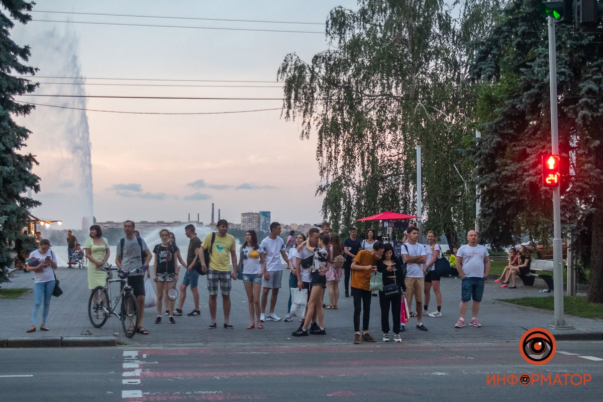 Людей хоть отбавляй Людей хоть отбавляй