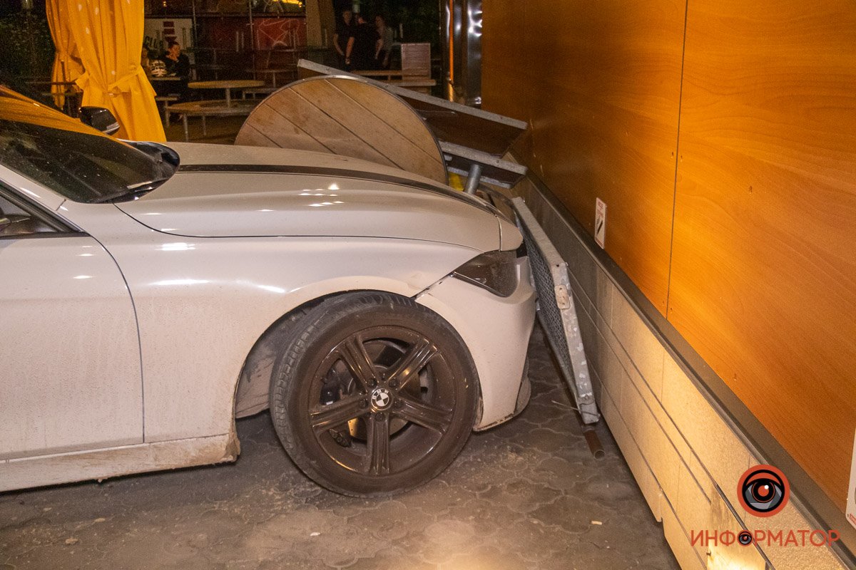 Автомобиль остановился вплотную к самому зданию Автомобиль остановился вплотную к самому зданию