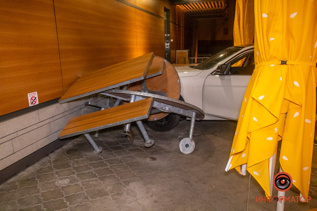 Повреждено 2 стола Повреждено 2 стола